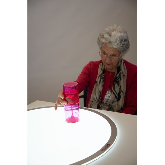 Skaidrus indas su judančiu skysčiu