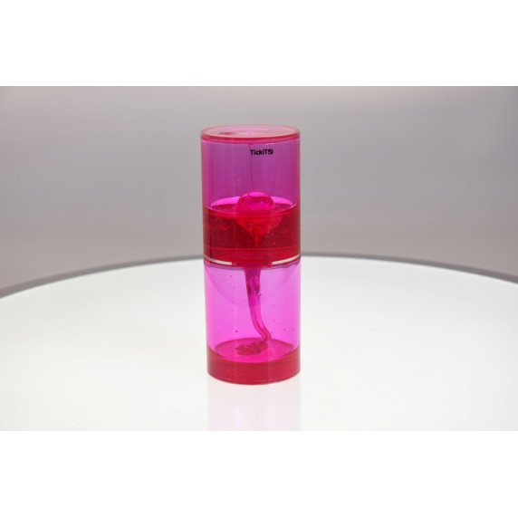 Skaidrus indas su judančiu skysčiu