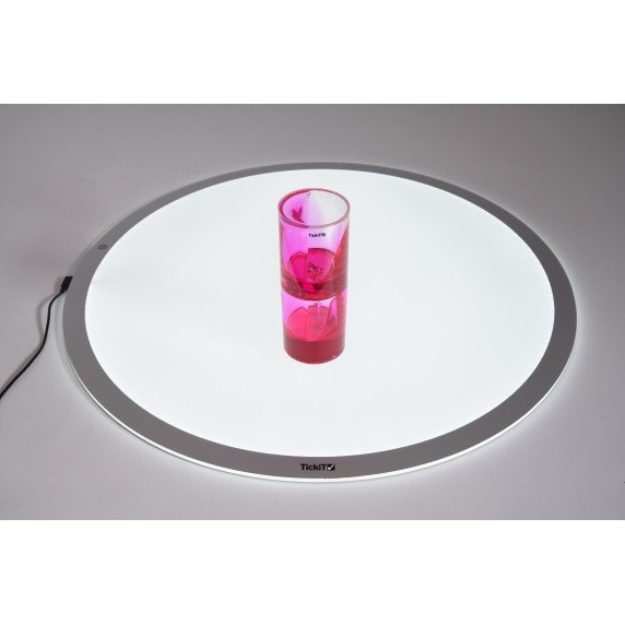 Skaidrus indas su judančiu skysčiu